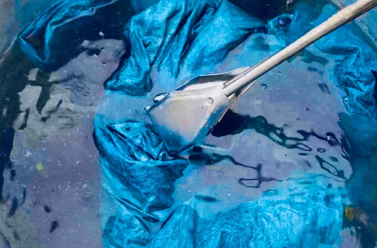 Công đoạn nhuộm cần tỉ mỉ để tấm vải có được màu sắc ưng ý nhất