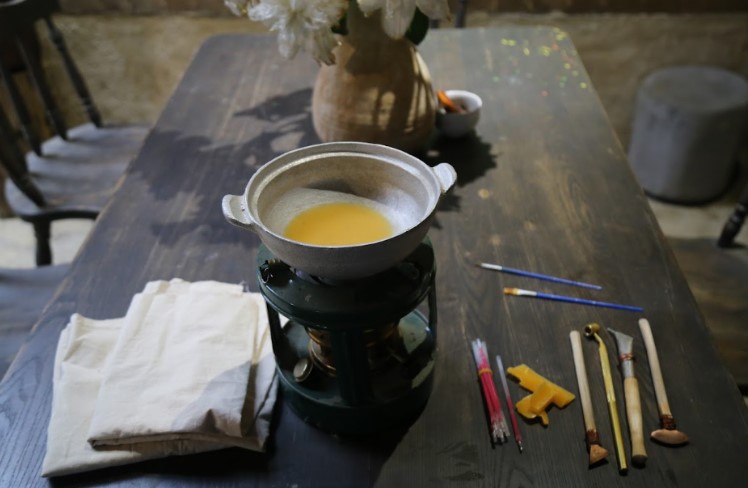 Các dụng cụ để vẽ sáp ong