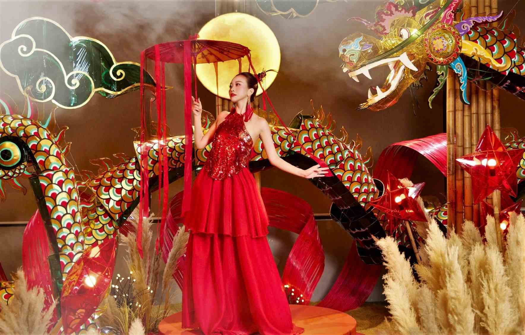 Khách hàng check-in với lồng đèn khổng lồ tại Parc Mall
