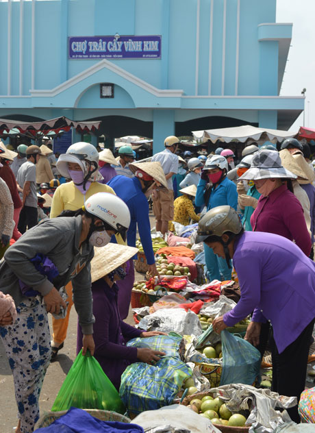 Nhịp sống tấp nập tại chợ trái cây Vĩnh Kim