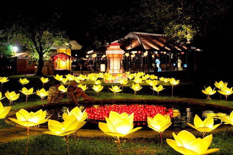 Du khách trải nghiệm trung thu Hoàng cung miễn phí tại Huế