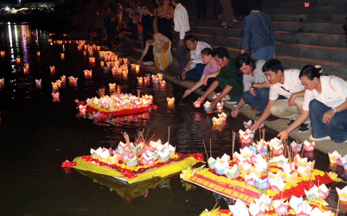 Thả hoa đăng trên sông Thạch Hãn