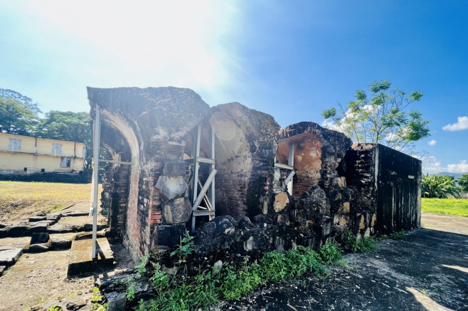 Tham quan khu nhà tù Lao Xá