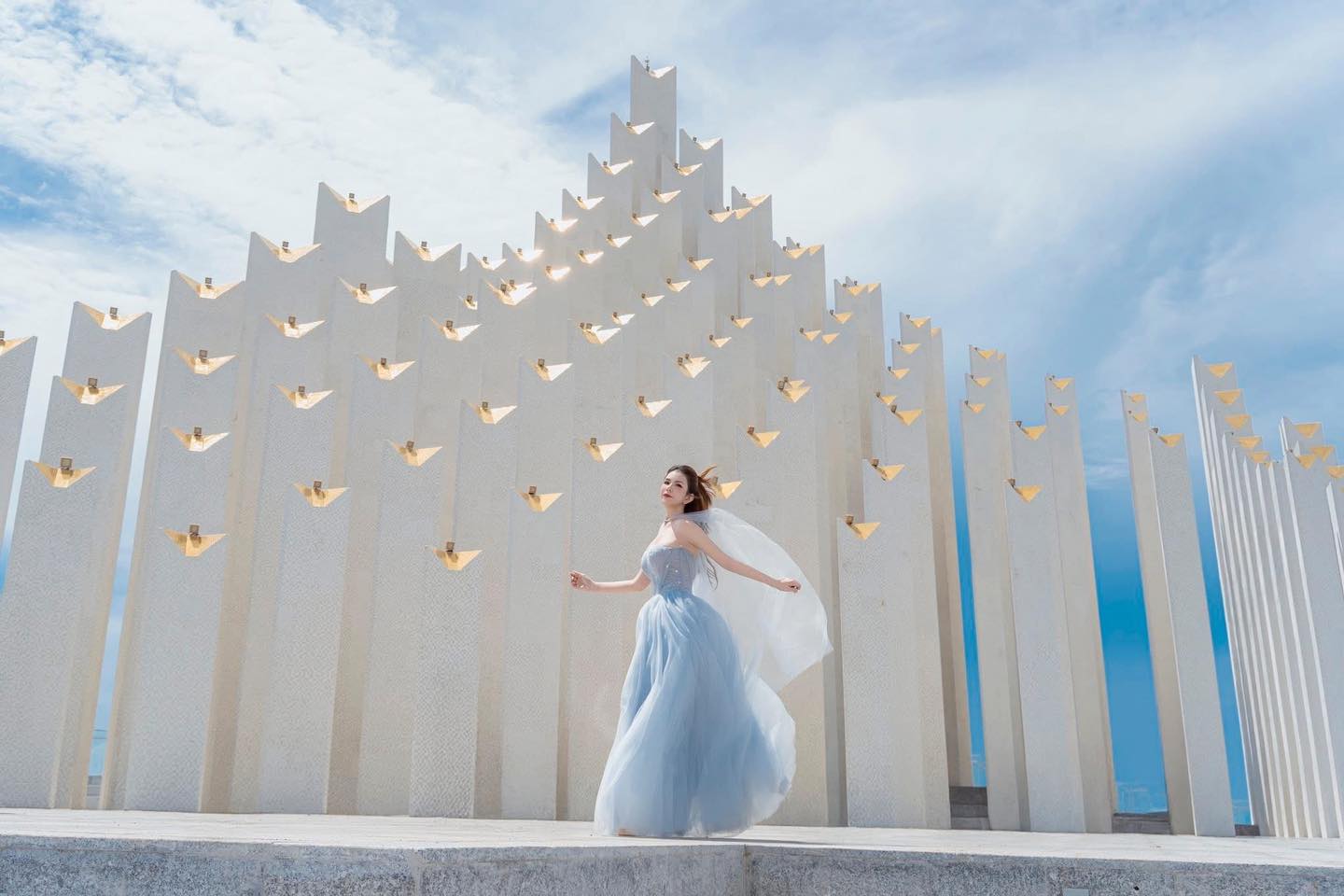 Du khách check in tháp Tam Thắng