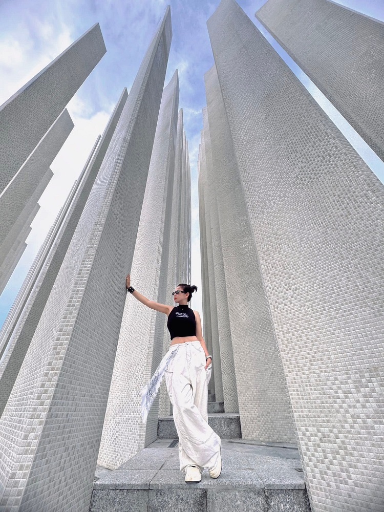 Du khách đến tháp Tam Thắng