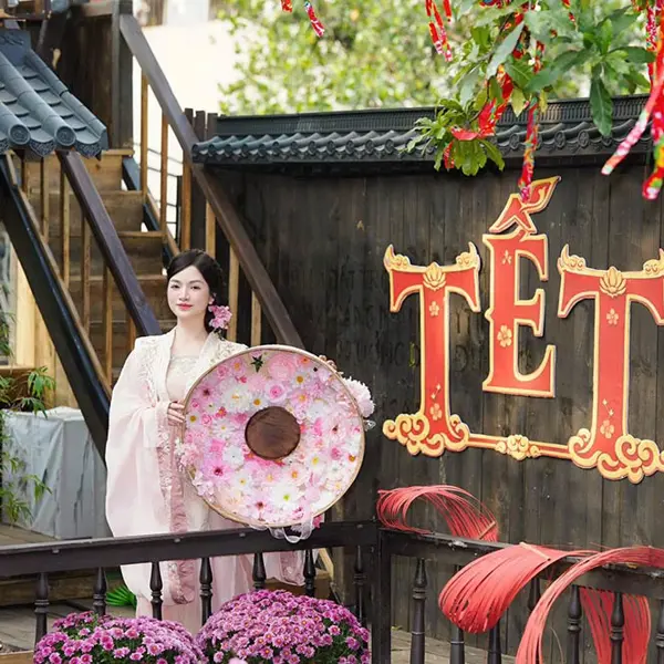 4 quán cà phê rực rỡ sắc hoa thích hợp làm địa điểm chụp ảnh Tết tại Hà Nội cho giới trẻ