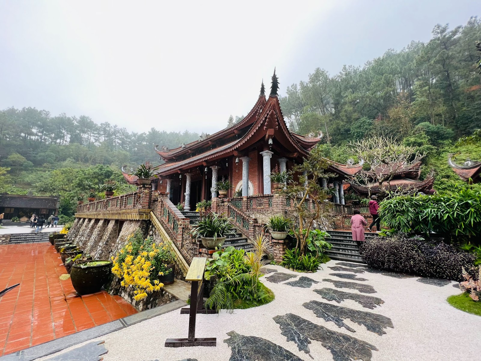 Khung cảnh chùa dịp đầu năm