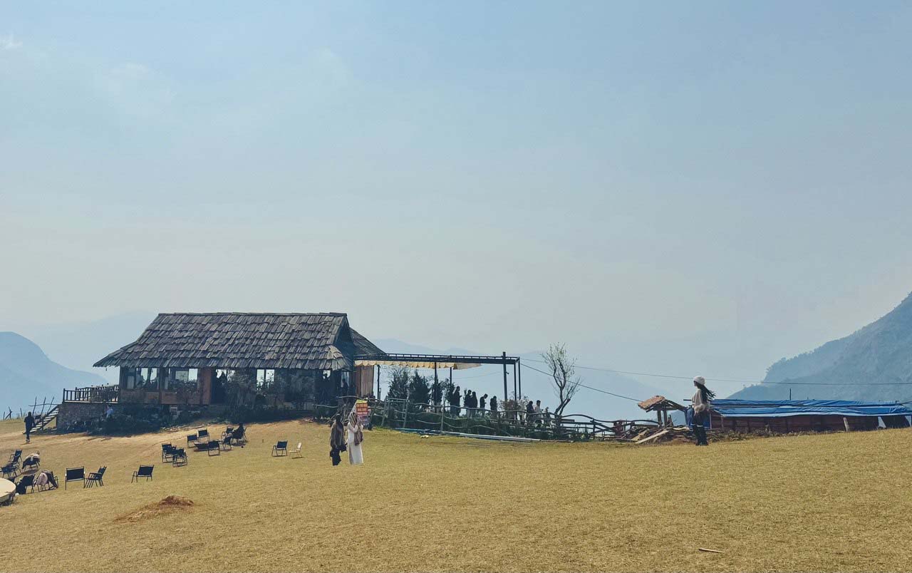 Quán cà phê trên thảo nguyên Tà Xùa