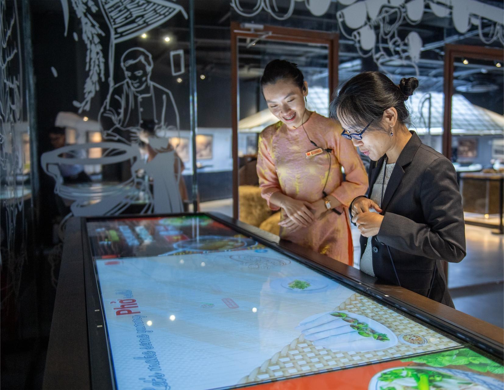 Du khách được tìm hiểu thông tin về món phở 