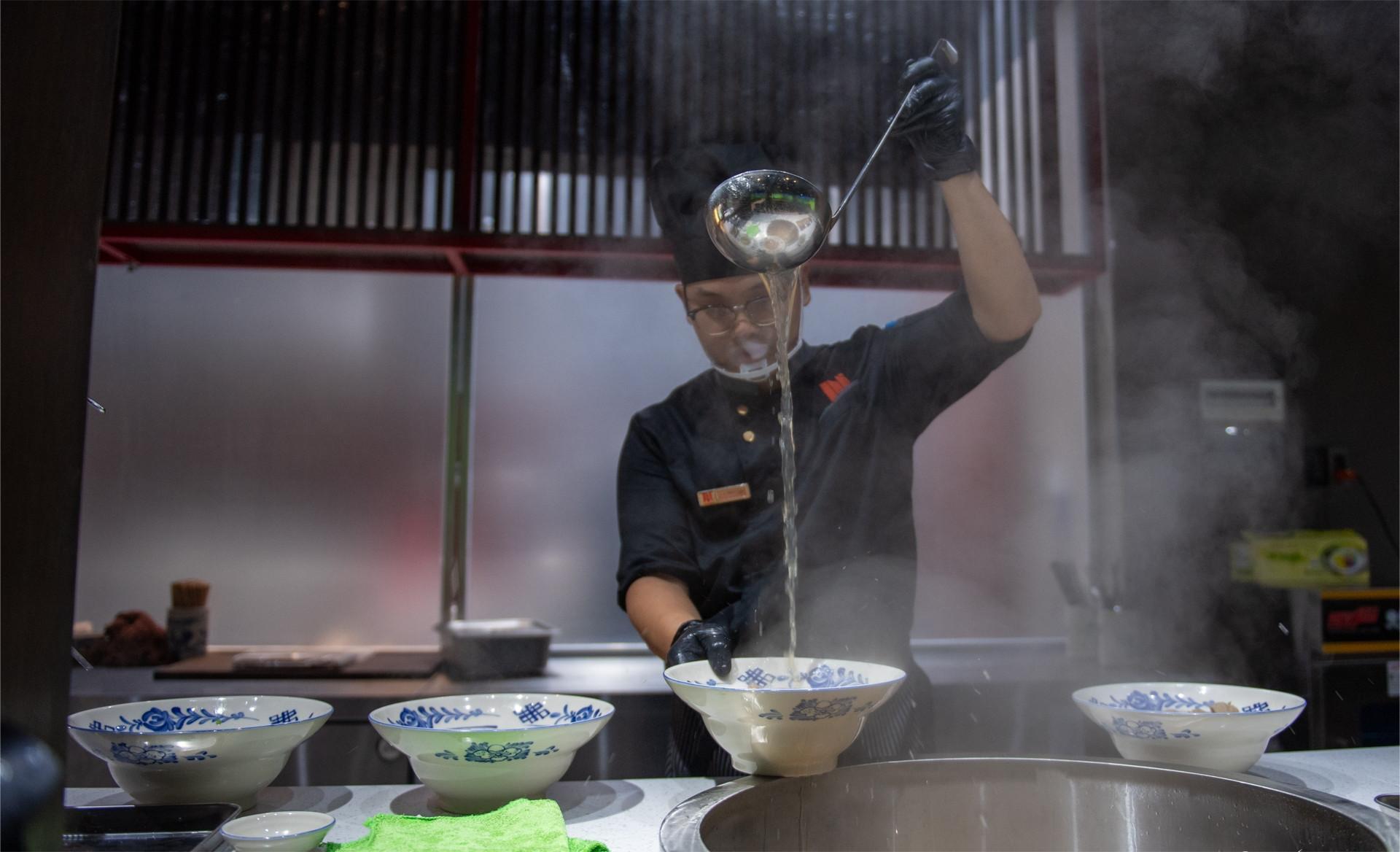 Khu bếp mở tại bảo tàng Phở