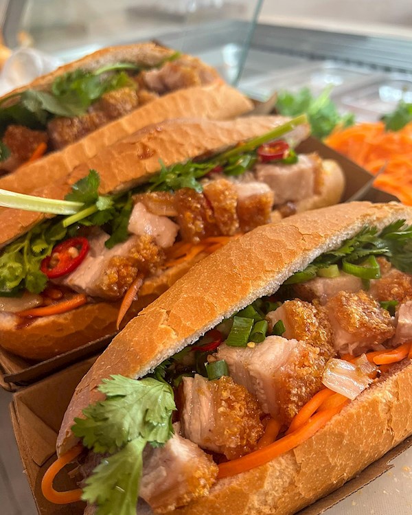 Phần nhân đầy đủ của món bánh mì heo quay