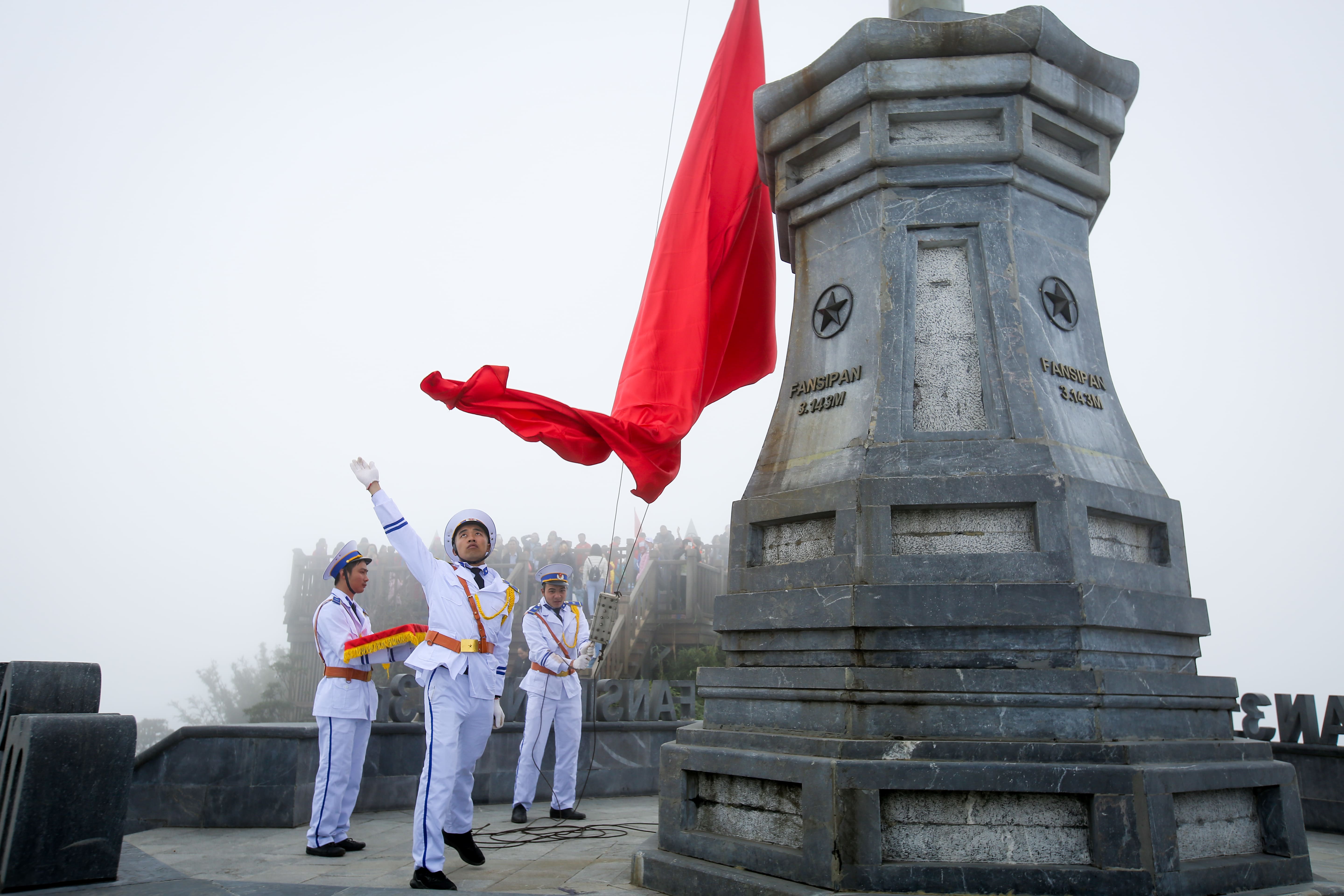 Lễ thượng cờ trên đỉnh Fansipan