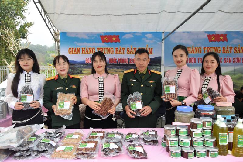 Phiên chợ vùng biên