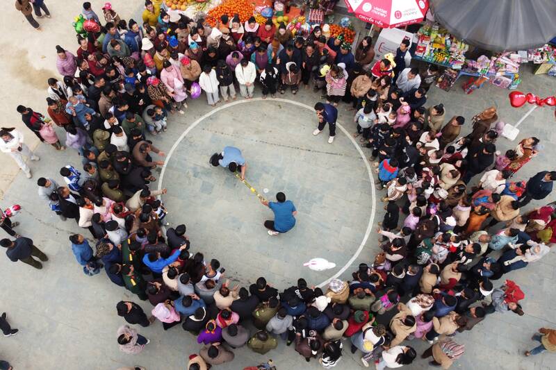 Trò chơi đẩy gậy trong lễ hội