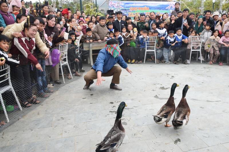 Không khí vui tươi, nhộn nhịp tại lễ hội