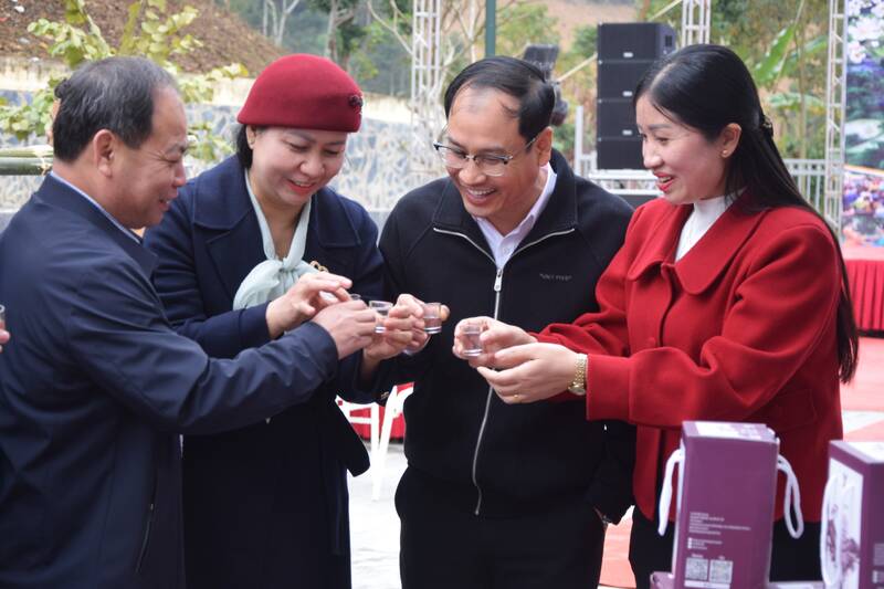 Người dân và du khách thưởng thức đặc sản tại phiên chợ