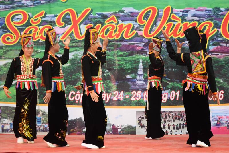 Các tiết mục văn nghệ diễn ra trong sự kiện chợ phiên