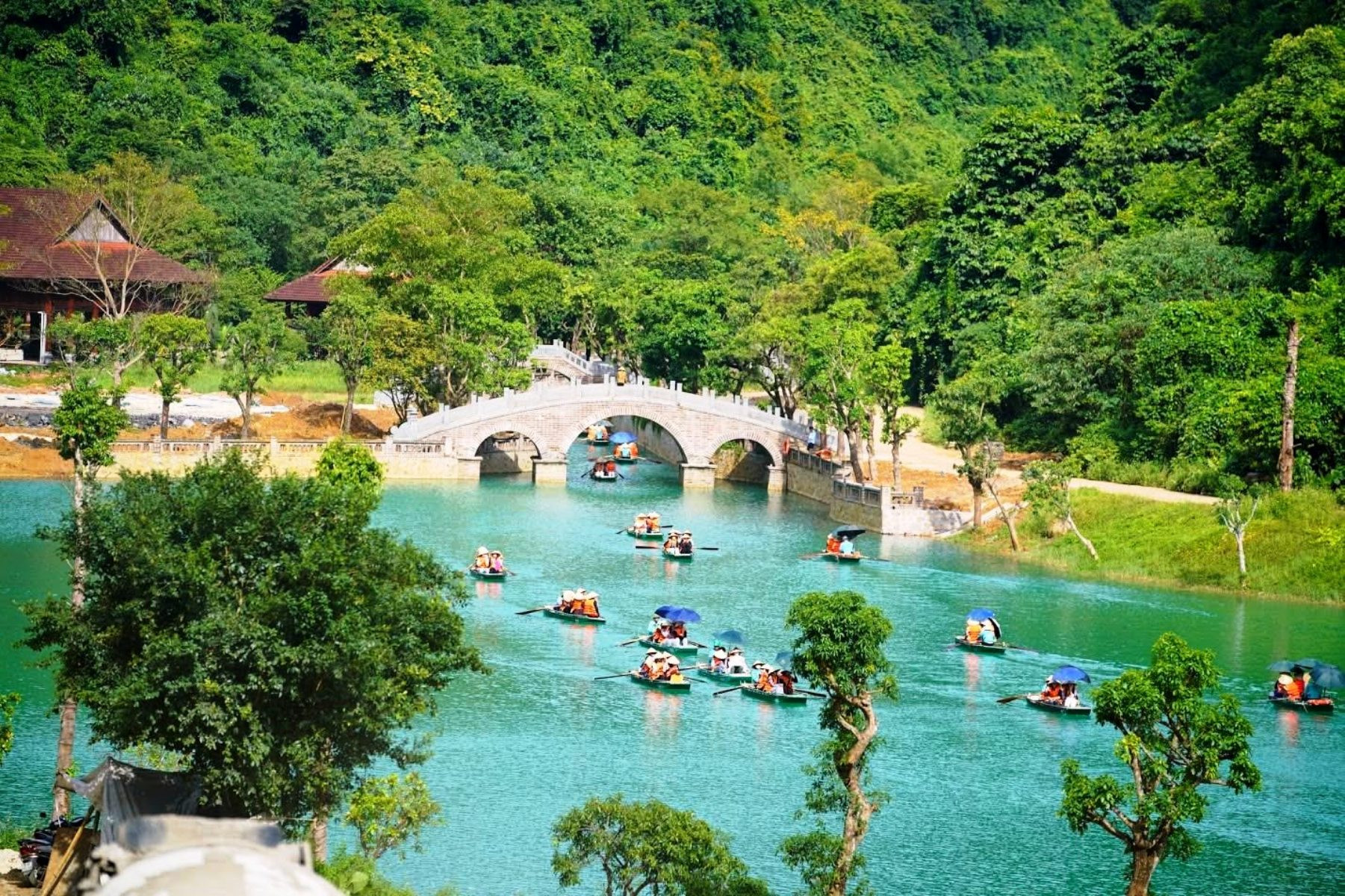 Ngồi thuyền khám phá Thung Ui