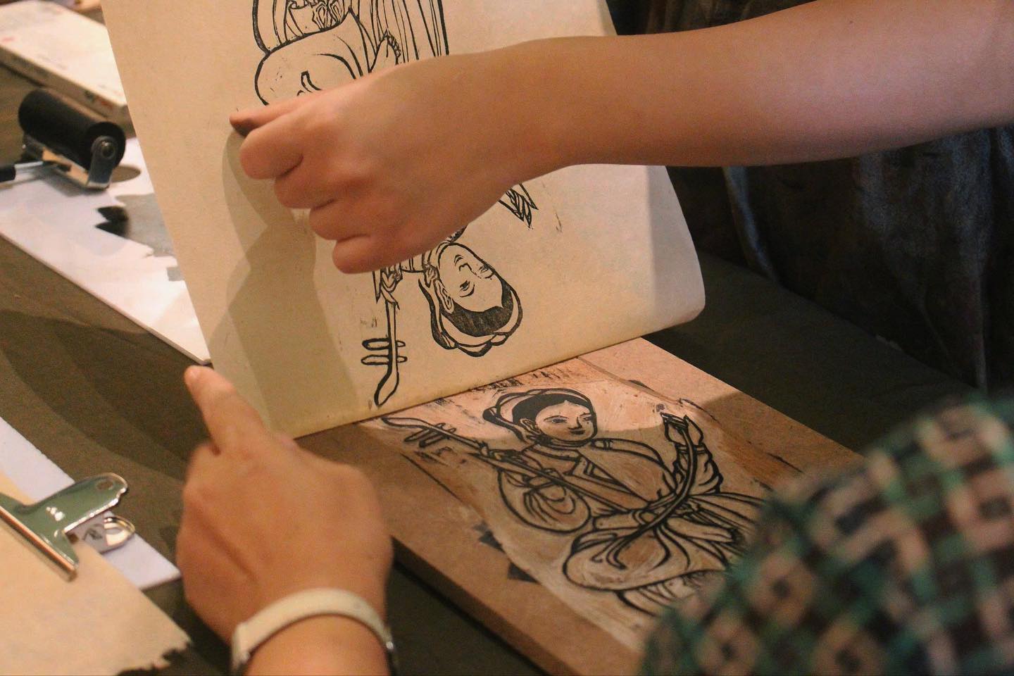 Thực hiện làm tranh dân gian Hàng Trống