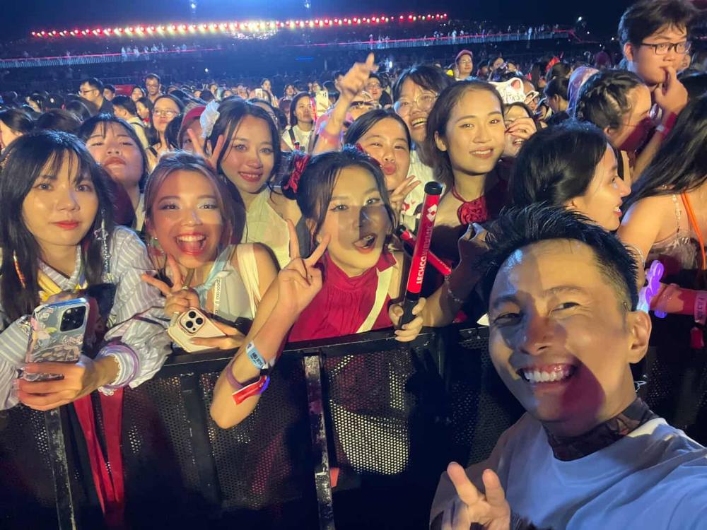 Người hâm mộ vừa tham gia concert vừa du lịch