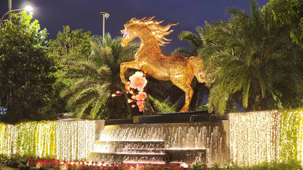 Tác phẩm ngựa vàng lung linh dưới ánh đèn