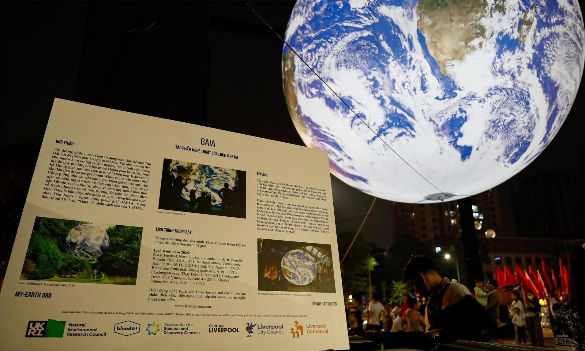 Mô hình Trái Đất khổng lồ rực sáng bên Hồ Tây