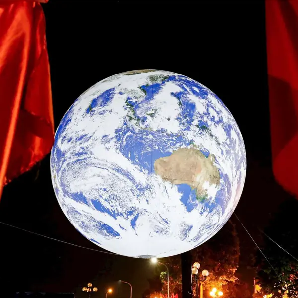 Địa điểm check in mới của giới trẻ - Mô hình Trái Đất lơ lửng bên Hồ Tây