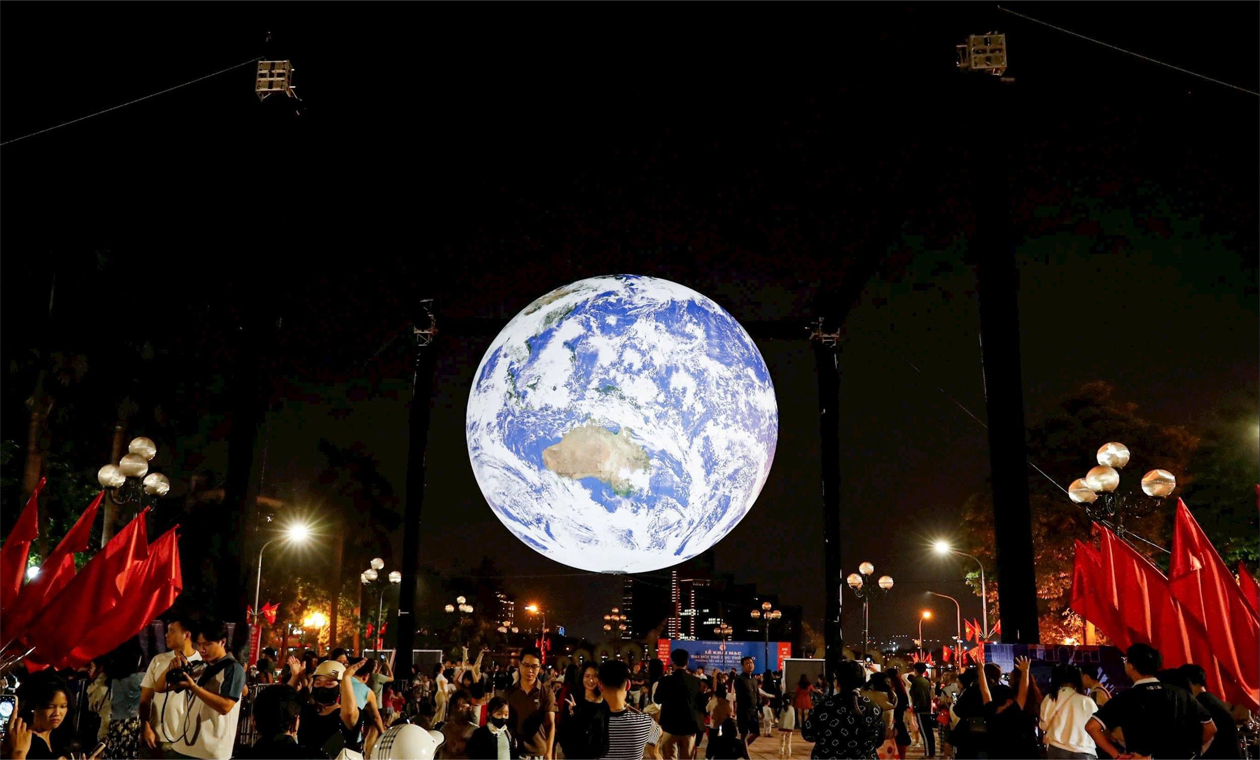 Mô hình trái đất được trưng bày tại vườn hoa Hồ Tây