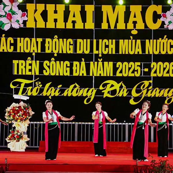 Trải nghiệm du lịch Điện Biên mùa nước nổi trên dòng sông Đà