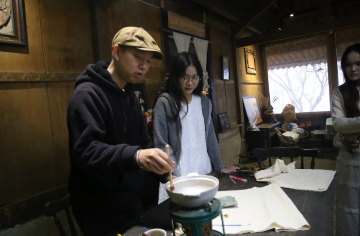 Du khách được hướng dẫn chi tiết từng bước thực hiện