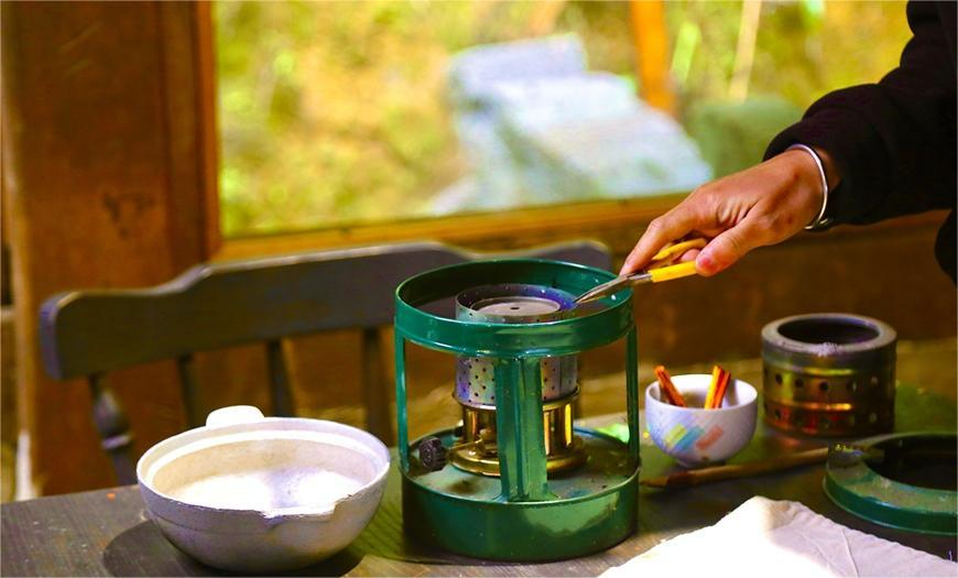 Công đoạn nấu sáp ong