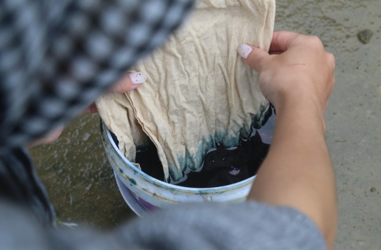 Công đoạn nhuộm chàm tạo màu cho vải