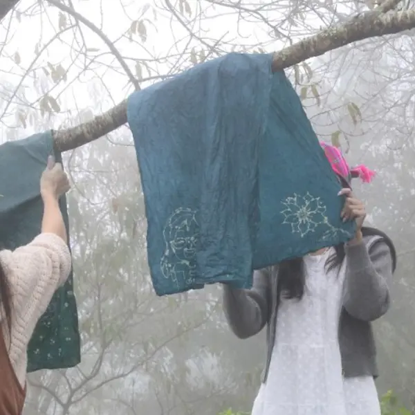 Du lịch Tà Xùa để trải nghiệm vẽ sáp ong, nhuộm vải chàm