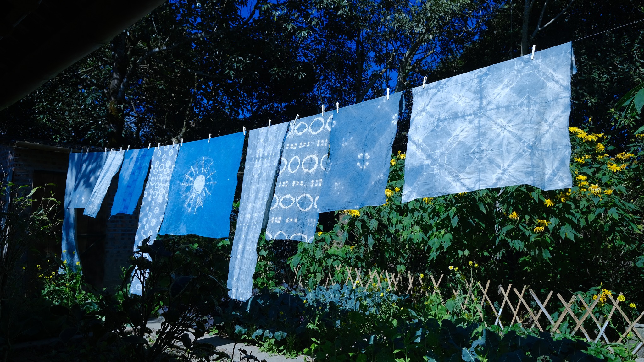 Những tấm vải được nhuộm với màu sắc đẹp mắt