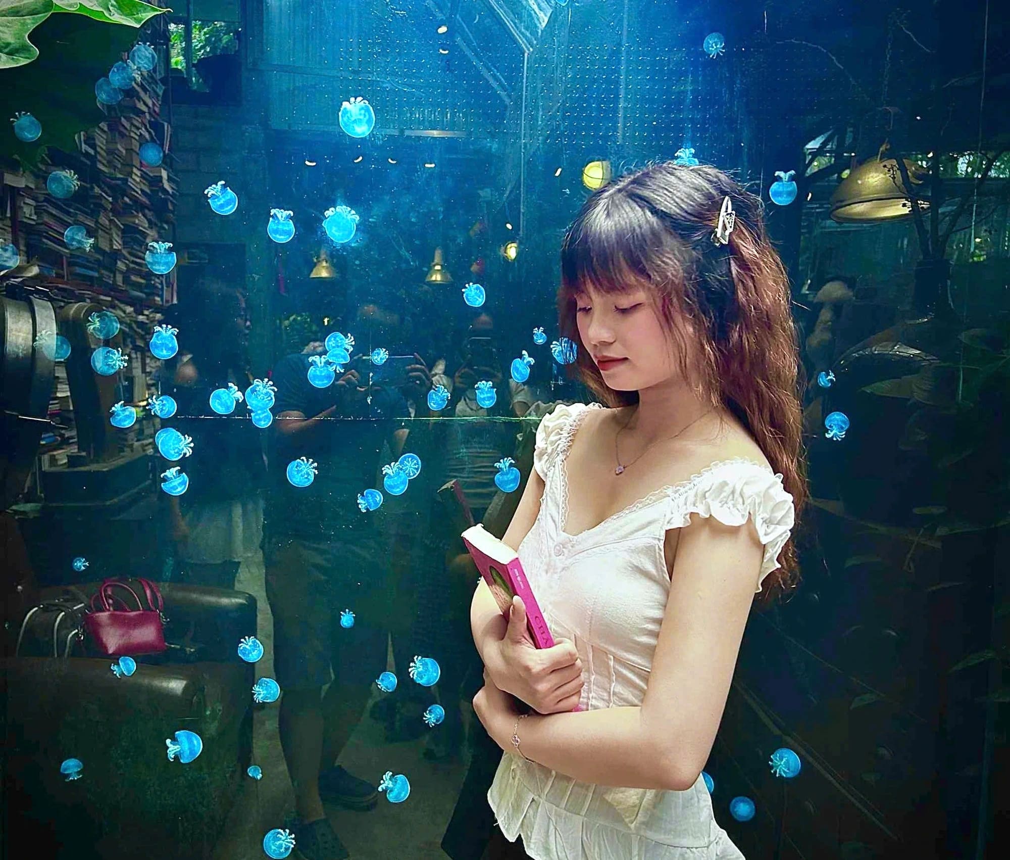 Du khách check in bên các bể sứa khổng lồ