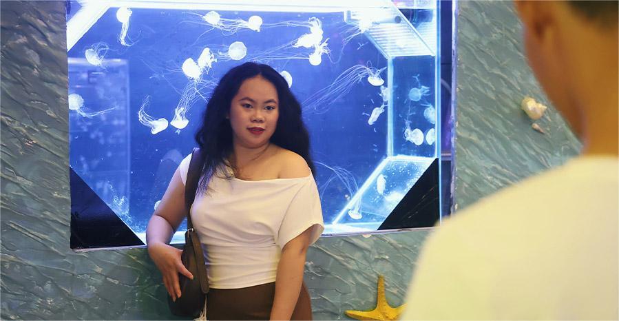 Du khách chụp ảnh bên bể sứa