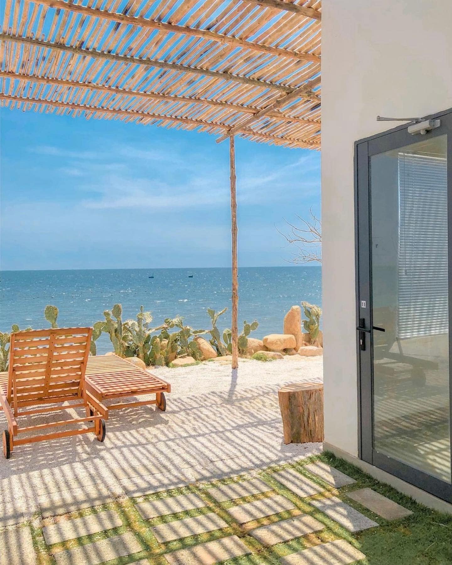 Căn homestay tone trắng tinh tế view biển Mũi Né