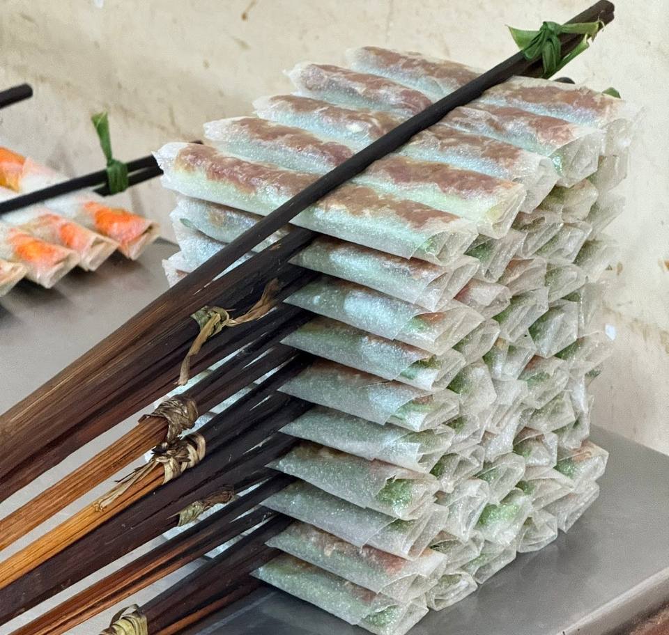 Món ram thịt nướng được kẹp vào que tre để mang đi nướng