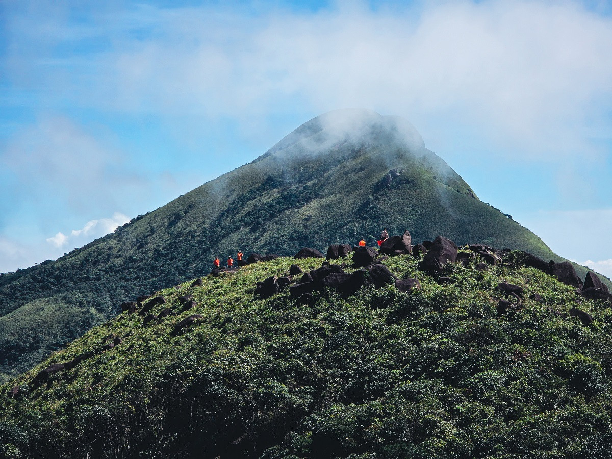 Khung cảnh từ đỉnh Pa Thiên nhìn sang đỉnh Pu Mẹp