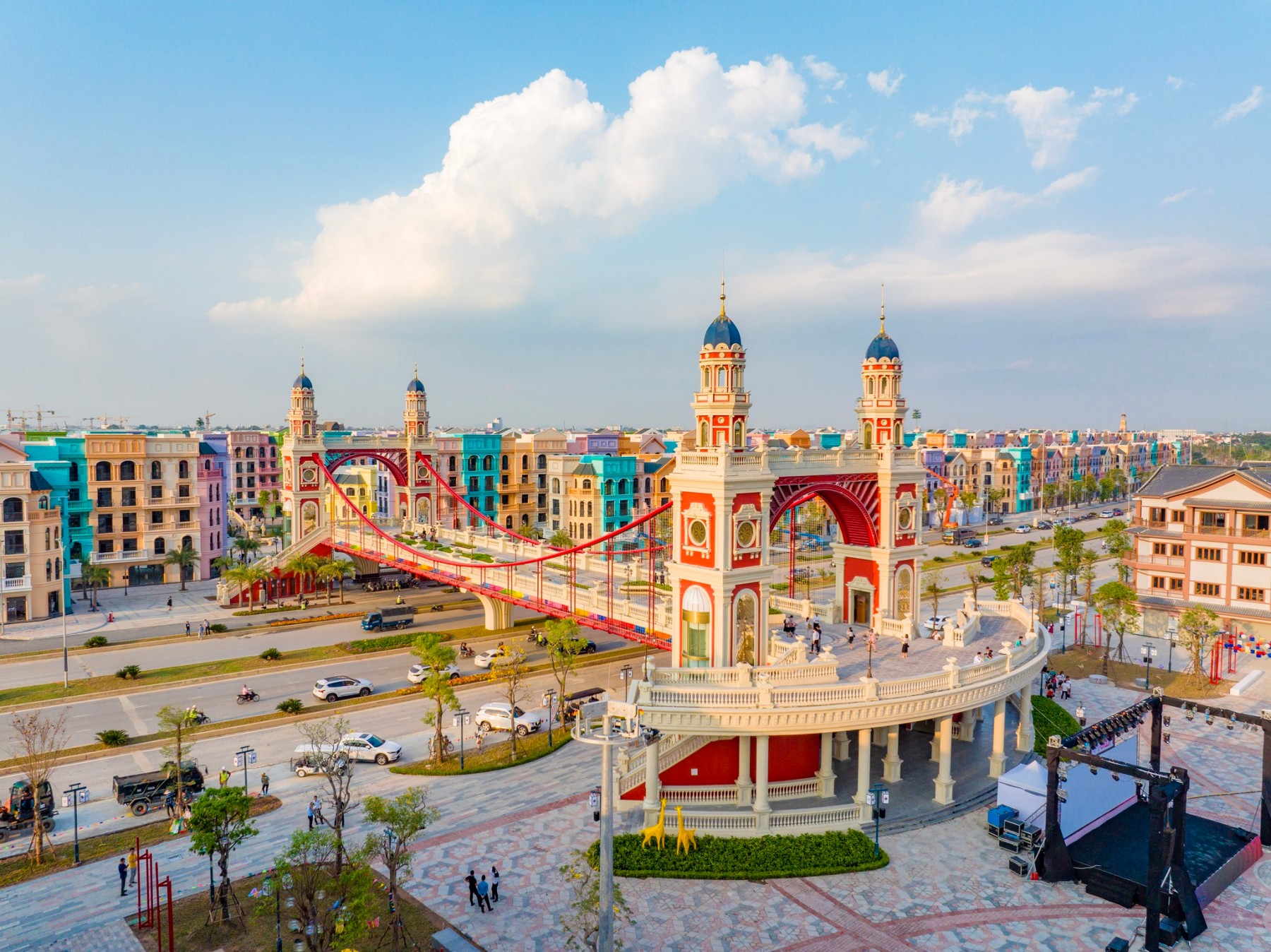 Du khách check in tại cầu Đông Tây