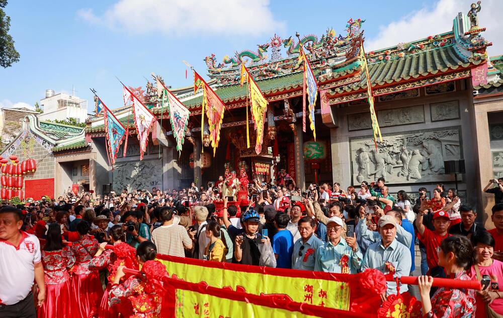 Người dân tập trung đông đảo để xem rước lễ