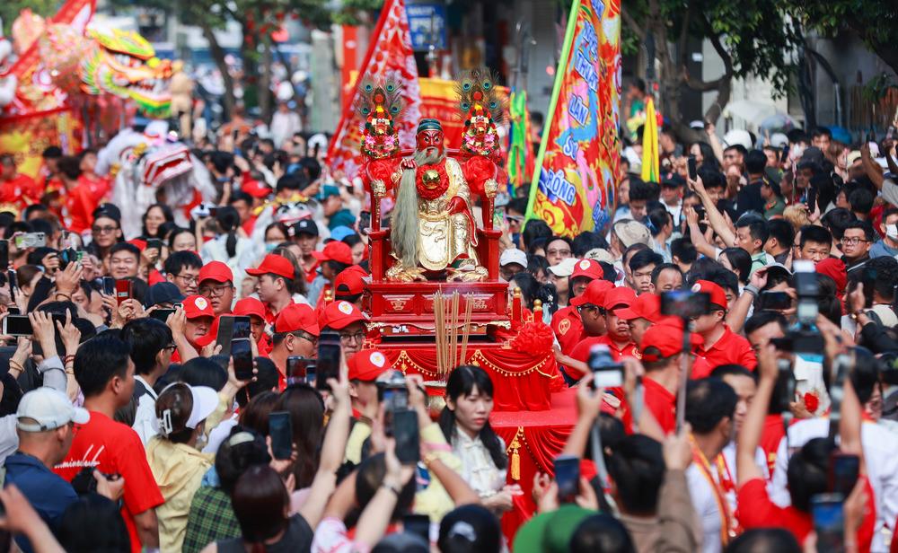 Rước tượng Quan Công dọc các tuyến đường