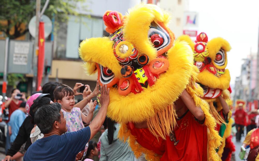 Người dân sờ đầu lân để lấy may