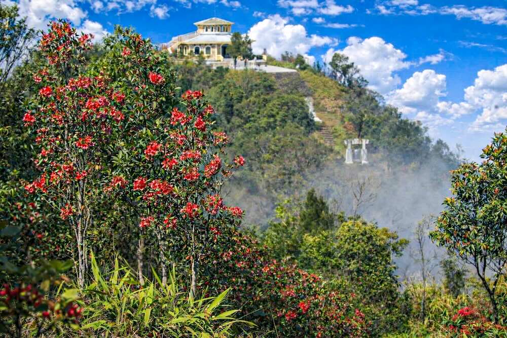 Khung cảnh hùng vĩ chìm trong sương mờ