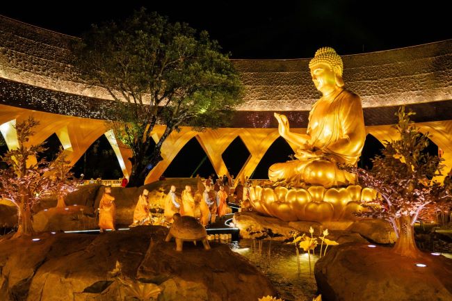 Tượng Phật Câu Na Hàm