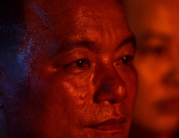 Những nghệ nhân chăm chú theo dõi trong buổi lễ nhảy lửa