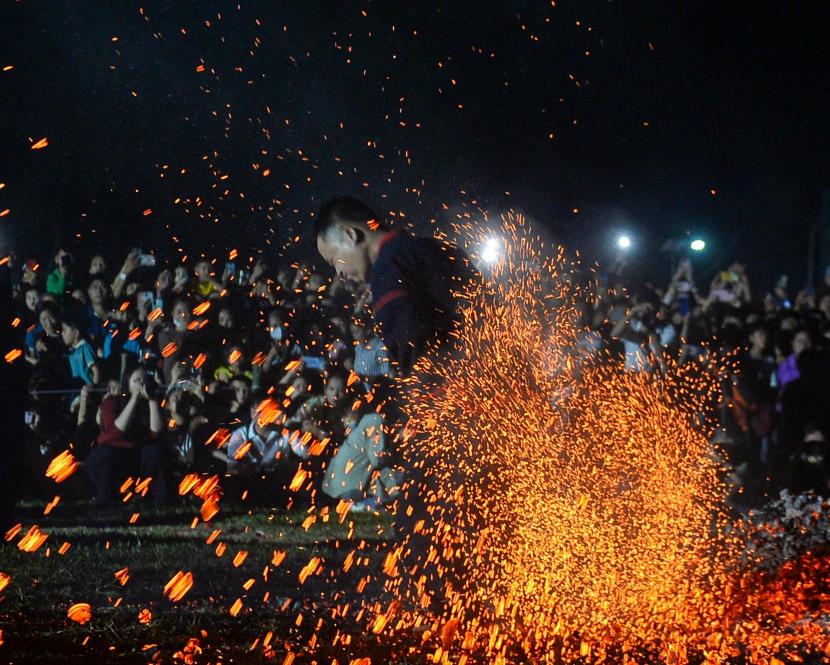 Người nghệ nhân và ngọn lửa như hòa vào làm một