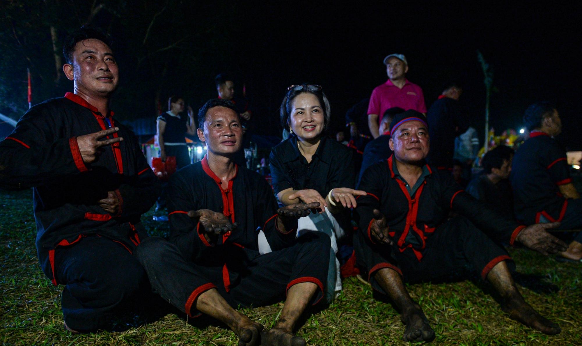 Du khách chụp ảnh cùng nghệ nhân tại Thèn Pả