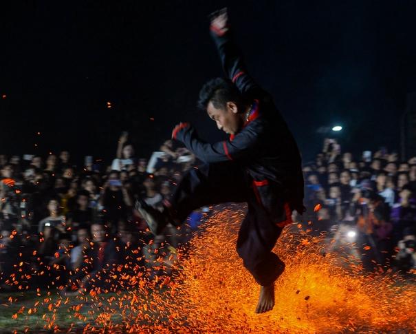 Nghi lễ nhảy lửa truyền thống của người Thèn Pả