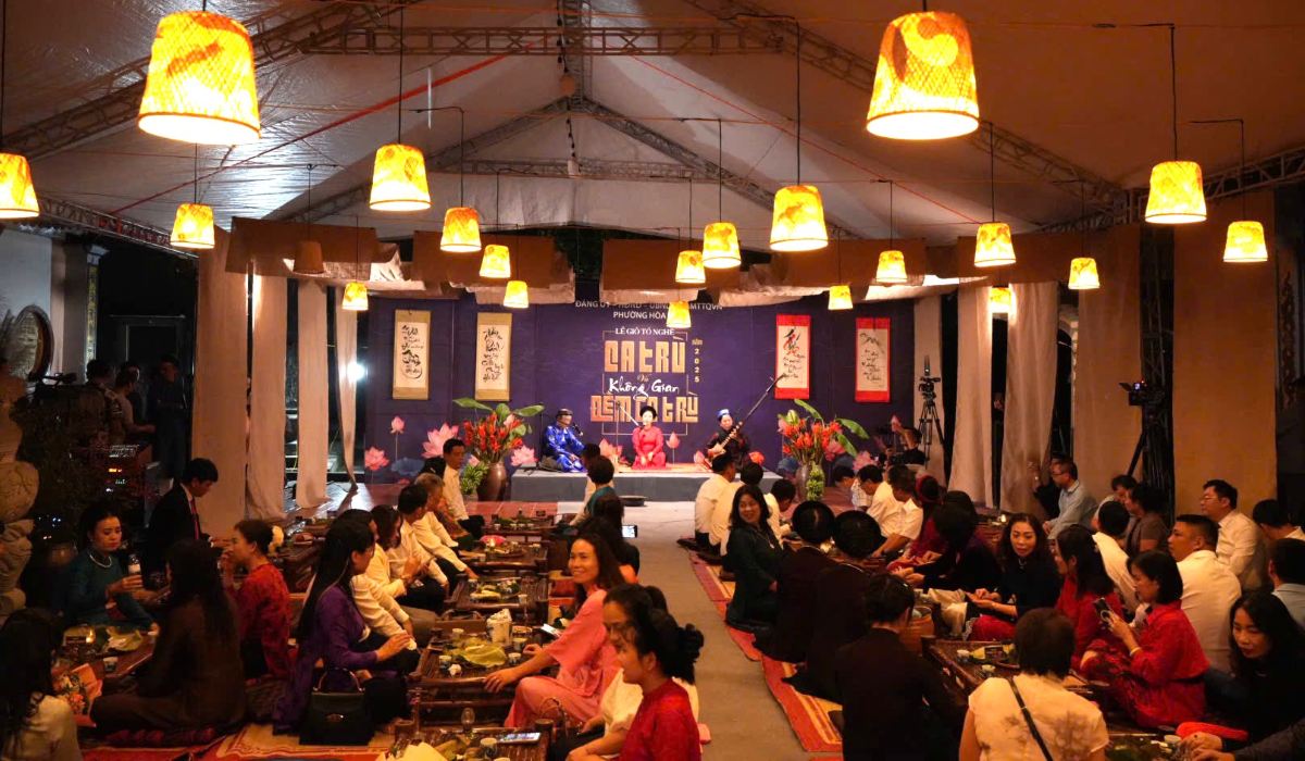 Hình ảnh người dân và du khách tham dự Lễ giỗ tổ nghề ca trù